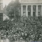 Versammlung vor dem Museum am Markt zur Zeit der Besetzung durch belgische Truppen, 1918