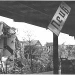 Blick vom Neusser Bahnhof in die zerstörte Stadt, 1945