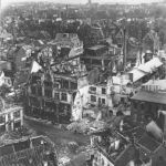 Markt mit dem durch Bomben zerstörten Rathaus, 1945