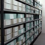 Säurefeste Kartons zum Lagern der Dokumente im Archiv