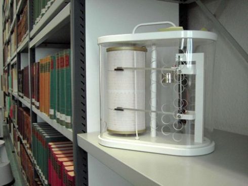 Thermohygrographen kontrollieren Raumtemperatur und relative Luftfeuchte im Archivmagazin.